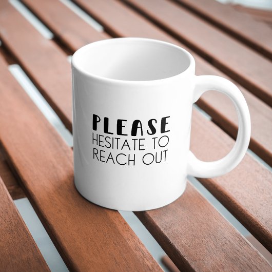 La Typographie Drôle Hésitent À Atteindre La Mug D