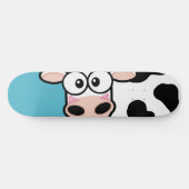 La vache rougissante sur le skateboard bleu (Horz)