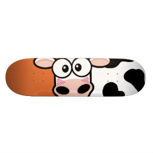 La vache rougissante sur le skateboard orange