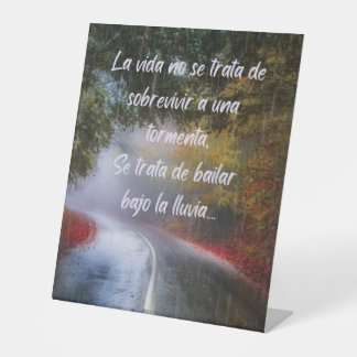 La vida no se trata de sobrevivir a una tormenta, reclamebord met voetstuk