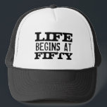La vie commence au cinquantième casquette drôle de<br><div class="desc">La vie commence au cinquantième casquette drôle de camionneur de l'anniversaire 50. Casquette de citation d'amusement pour cinquante hommes et femmes an. Changez l'année d'âge en conséquence. La typographie vintage fanée conçoivent avec l'âge fait sur commande. Ajoutez votre propre nombre fait sur commande. Refroidissez l'idée de cadeau de fête d'anniversaire...</div>