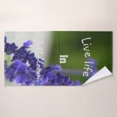 La vie des fleurs violettes en pleine floraison (Serviette de bain)