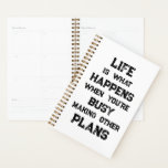 La Vie Est... Devis motivationnel drôle<br><div class="desc">"La vie, c’est ce qui se passe quand vous êtes occupé à faire d’autres plans", une citation drôle de motivation. Un puissant rappel que nous pouvons créer toutes sortes d'objectifs et d'ambitions pour l'avenir, mais quand nous avons une orientation forte vers l'avenir, nous pouvons oublier de vivre pleinement dans l'intervalle....</div>
