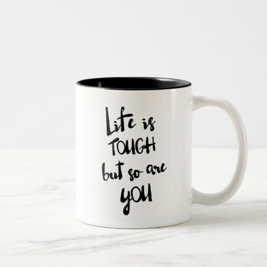 La vie est difficile, la calligraphie moderne Mug (Droit)