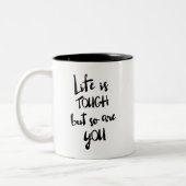 La vie est difficile, la calligraphie moderne Mug (Gauche)