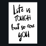 La vie est dure | Poster de calligraphie moderne<br><div class="desc">La vie est dure,  mais vous aussi ! Disponible en différentes couleurs.</div>