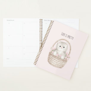 La vie est jolie Kitty dans un panier blush roses