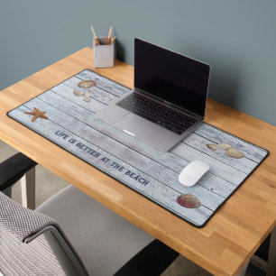 La vie est meilleure au Beach Desk Mat