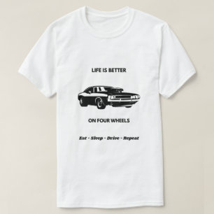 La vie est meilleure avec quatre roues T-Shirt de