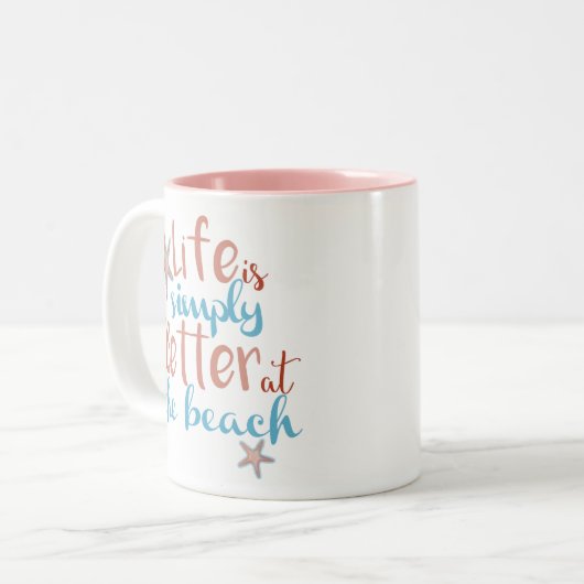 La Vie Est Tout Simplement Mieux À La Mug De Plage (Devant gauche)