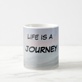 LA "VIE EST UNE TASSE DE VOYAGE "