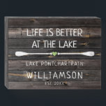 La Vie Rustique Mieux Au Lac Personnalisé<br><div class="desc">Décor pour votre maison de lac ou en cadeau.</div>
