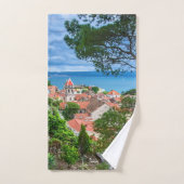 La ville croate d'Omis. (Serviette à main)