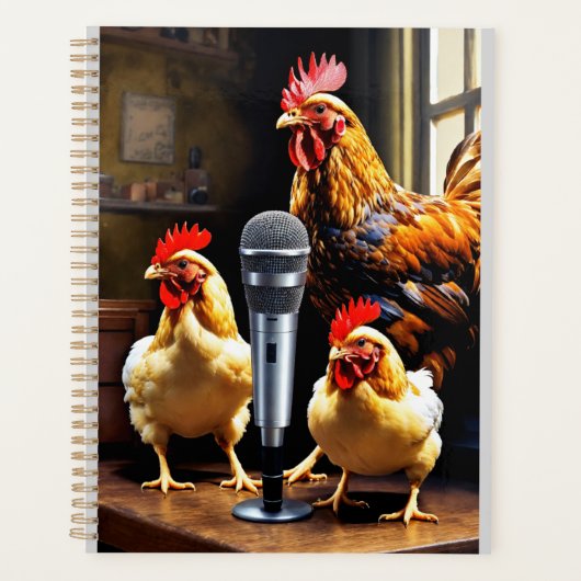 La volaille en session – Des poules avec micro et (Devant)