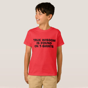 La vraie sagesse est trouvée sur les T-shirts