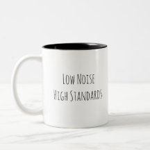 Laag Geluid. Hoge Standaarden. Minimalistische Mot