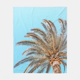 Laaghoekfotografie van een groene palmboom onder e fleece deken