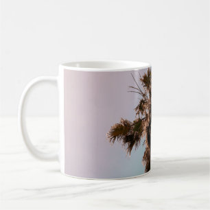 Laaghoekfotografie van palmplant koffiemok