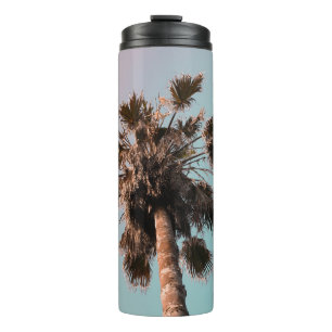 Laaghoekfotografie van palmplant thermosbeker