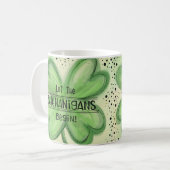 Laat de Shenanigans Fun Shamrock beginnen Koffiemok (Voorkant links)