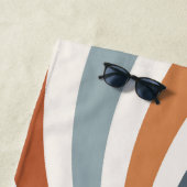 Laat de zon in kleurrijk retro-stijlontwerp strandlaken (In situ)