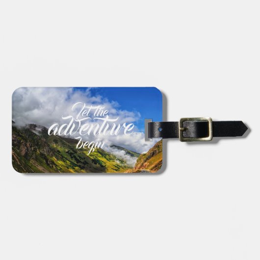 Laat het avontuur Begin // Mountain Road Uitzicht Bagagelabel (Voorkant horizontaal)