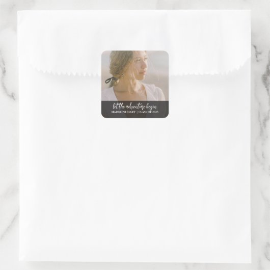 Laat het avontuur beginnen met het script | Afstud Vierkante Sticker (Tas)