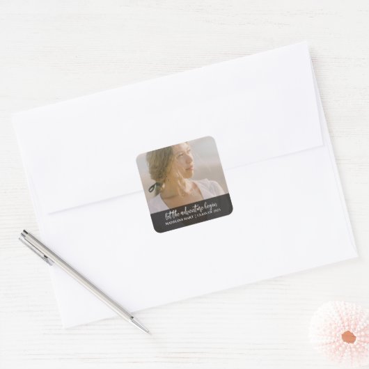 Laat het avontuur beginnen met het script | Afstud Vierkante Sticker (Envelop)