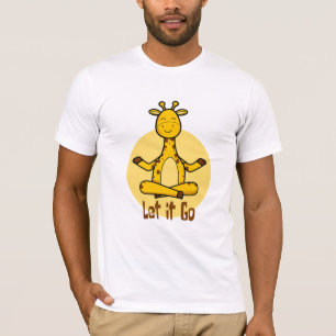 Laat het gaan Kawaii giraffe die yoga geel oefent T-shirt