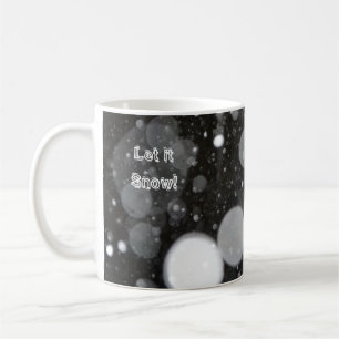 Laat het sneeuwen op een sneeuwachtergrond koffiemok