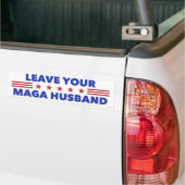 Laat je MAGA-man achter Bumpersticker (Op Truck)