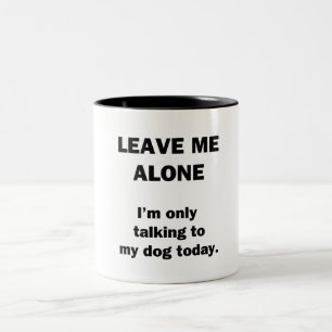 Laat me alleen. Ik praat alleen met mijn hond van Tweekleurige Koffiemok