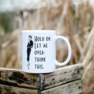 Laat me dit idee met overdenkende dame overdenken koffiemok