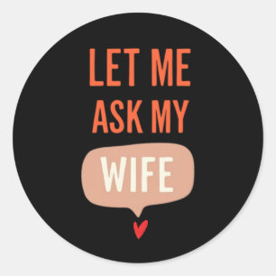 Laat Me Het Mijn Vrouw Vragen – Grappige Relatiequ Ronde Sticker