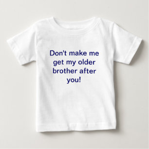Laat me mijn oudere broer niet halen na je shirt
