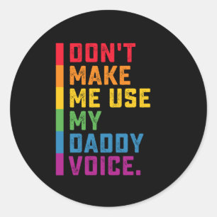 Laat me mijn papa stem niet gebruiken Grappige Gay Ronde Sticker