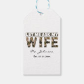 Laat me mijn vrouw vragen grappig gepersonaliseerd cadeaulabel (Voorkant)