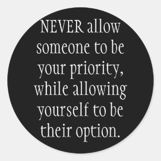 Laat nooit iemand jouw prioriteit zijn, terwijl... ronde sticker