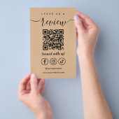 Laat ons een Review QR Code Social Media Logo Rust Flyer (Hand)