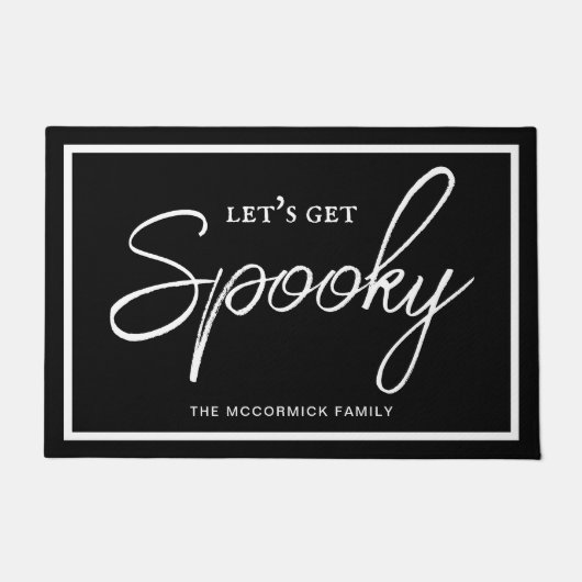 Laat ons Spooky Modern Script Monogram Halloween k Deurmat (Voorkant)