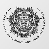 Laat uw schoenen en uw problemen hier achter. raamsticker (Vel)