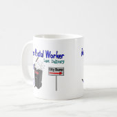 Laatste bezorging van postpersoneel in ruste koffiemok (Voorkant links)