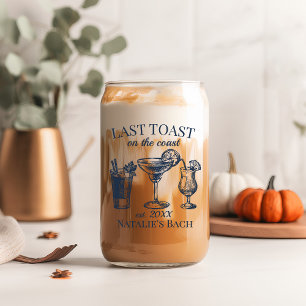 Laatste toast op de kust strand vrijgezellenfeest blikvorm glas