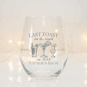 Laatste toast op de kust strand vrijgezellenfeest wijnglas zonder voet