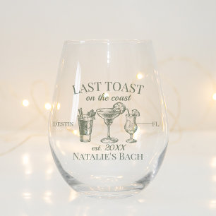 Laatste toast op de kust strand vrijgezellenfeest wijnglas zonder voet