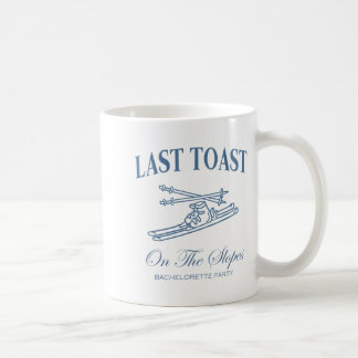 Laatste toast op de pistes vrijgezellen skiën brui koffiemok