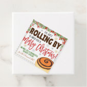 Label met kerstcadeautjes voor kaneel met rolgordi (In situ)