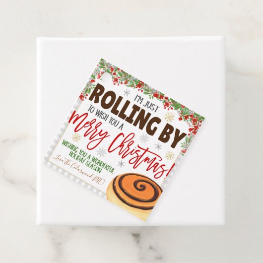 Label met kerstcadeautjes voor kaneel met rolgordi (In situ)