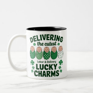 Labor & Delivery Lucky Charm-verpleegster Klaver  Tweekleurige Koffiemok