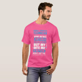 Laboratoriumtechnicus Bite Me Button Works Laborat T-shirt (Voorkant volledig)